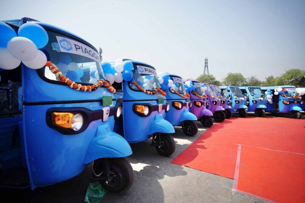 Kejriwal launches electric autorickshaws