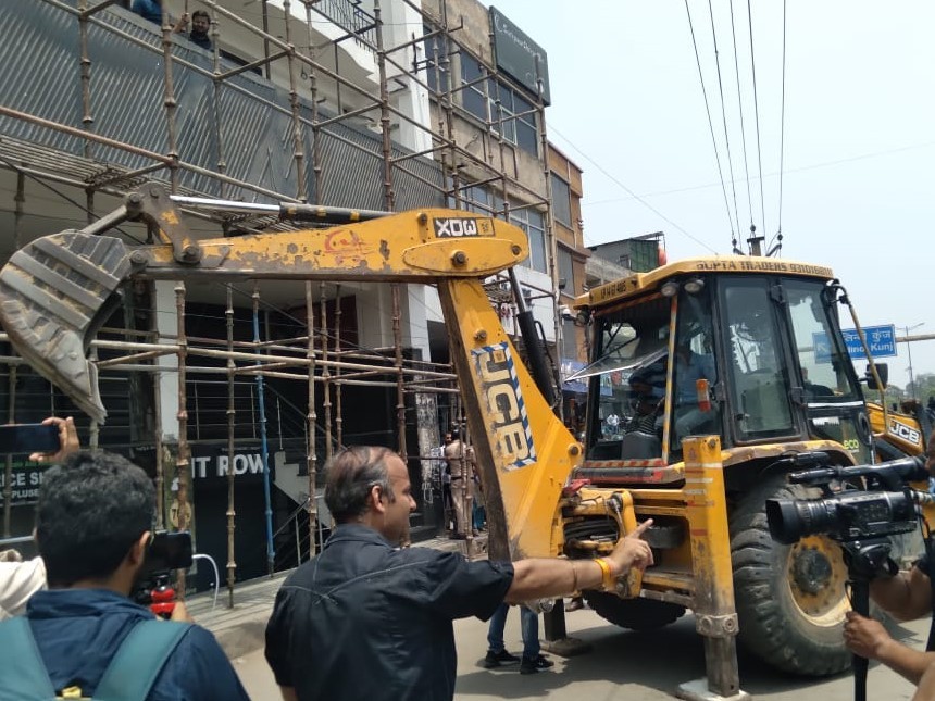 SDMC's bulldozer reached Shaheen Bagh on Monday morning to carry out anti-encroachment drive  