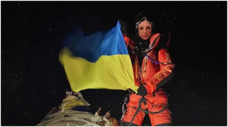 russian mountaineer, katya lipka, russian mountaineer unfurls ukraine flag, russia ukraine war, ukraine, russia, mount everest, world news, russia news, ukraine news,