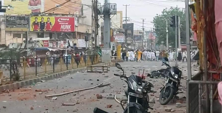 Ranchi city SP Anshuman Kumar and the officers in charge of Lower Bazar and Kotwali police stations were injured in the clashes along with several commuters, passersby, businessmen and journalists. 