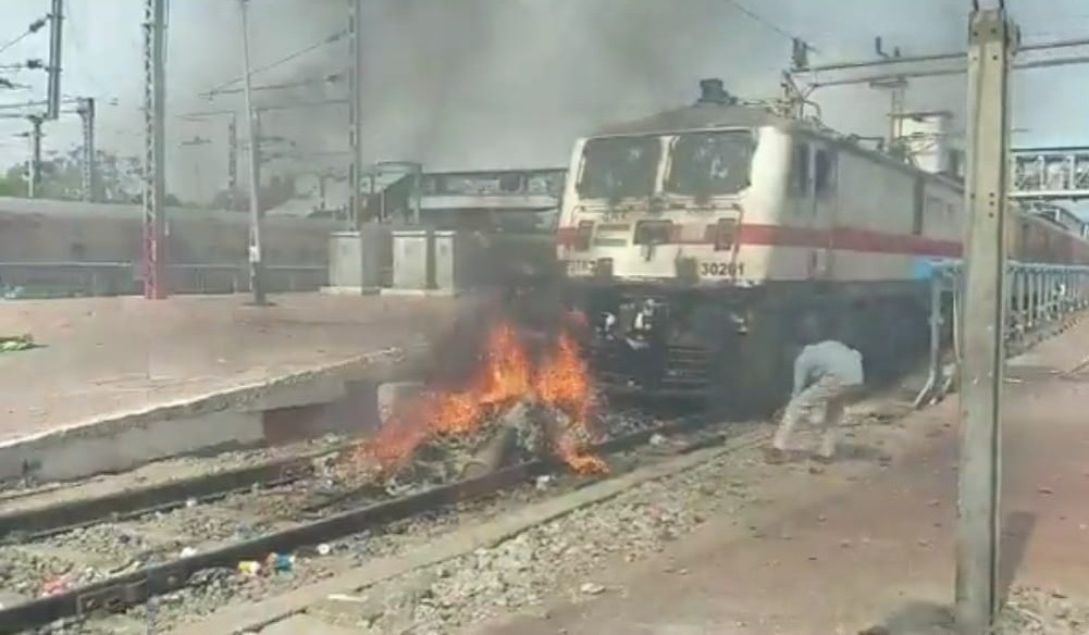 Agnipath scheme: Agitators set fire to trains in UP, Telangana; damage railway property in Bihar