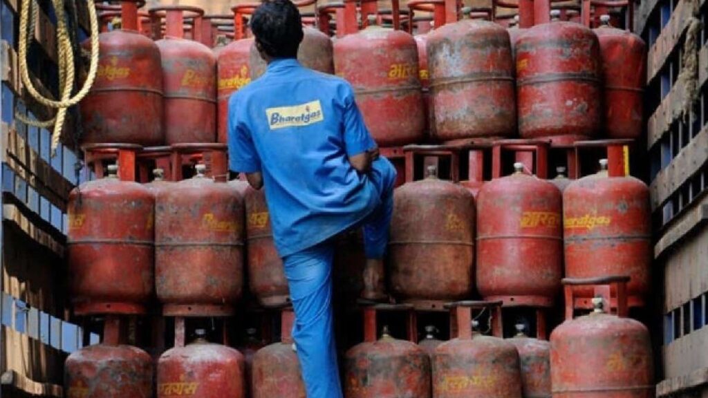 Domestic LPG cylinder,  domestic,  liquid petroleum gas (LPG),  cylinders,  oil companies, prices , government, cut down,  excise duty , petrol,  diesel,  soaring inflation,  inflation,  Ujjwala scheme, LPG, LPG Cylinder,  poor women,  non-subsidised rate,  market price, commercial LPG cylinders , oil marketing companies (OMC), commercial cooking gas cylinders , PNG ,   Mumbai,  Kolkata,  Chennai, Delhi, nation news, 