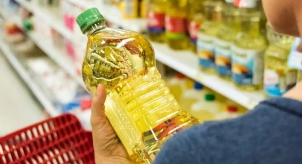 edible oil, edible oil associations, cut down prices,  price drop, reduce prices,  manufacturers, refiners,  Ministry of Consumer Affairs Food & Public Distribution, consumers , MRP ,  domestic edible oil industry ,  brands, edible oil scenario, Fortune Refined Sunflower Oil,  Fortune Soyabean , Fortune Kachi Ghani Oil, SEAI, IVPA , SOPA, retail prices,  cooking oils,  global prices, retail markets, 