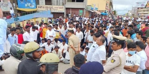 Man stabbed in Karnataka over Savarkar poster, cops resort to lathicharge after clashes break out.