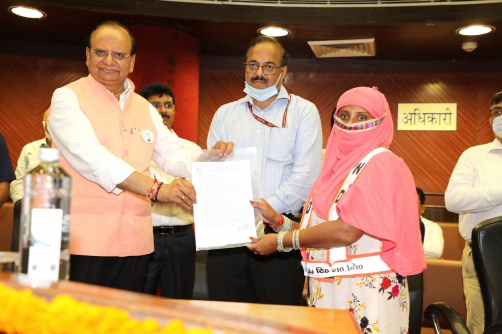 Delhi LG hands over regularisation letters to 187 contractual employees of MCD.