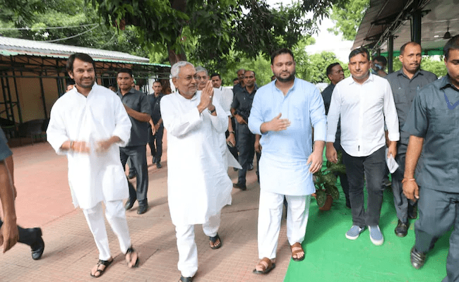 Nitish Kumar, Tejashwi Yadav meet Bihar Governor, stake claim to form government 