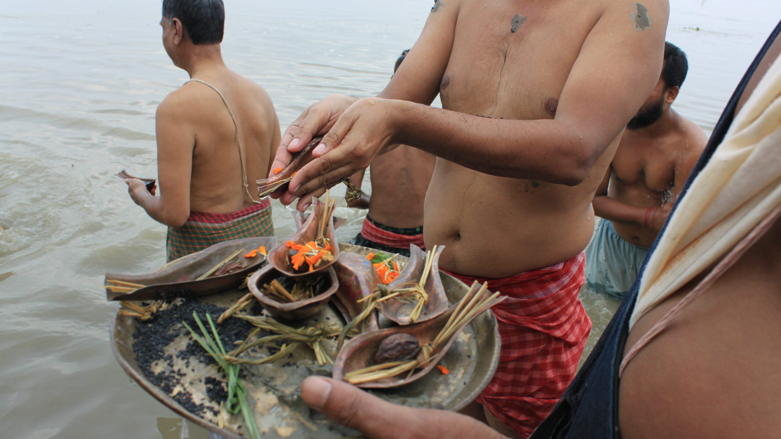 In Pics: People pay respect to their ancestors on last day of Pitrupaksha 