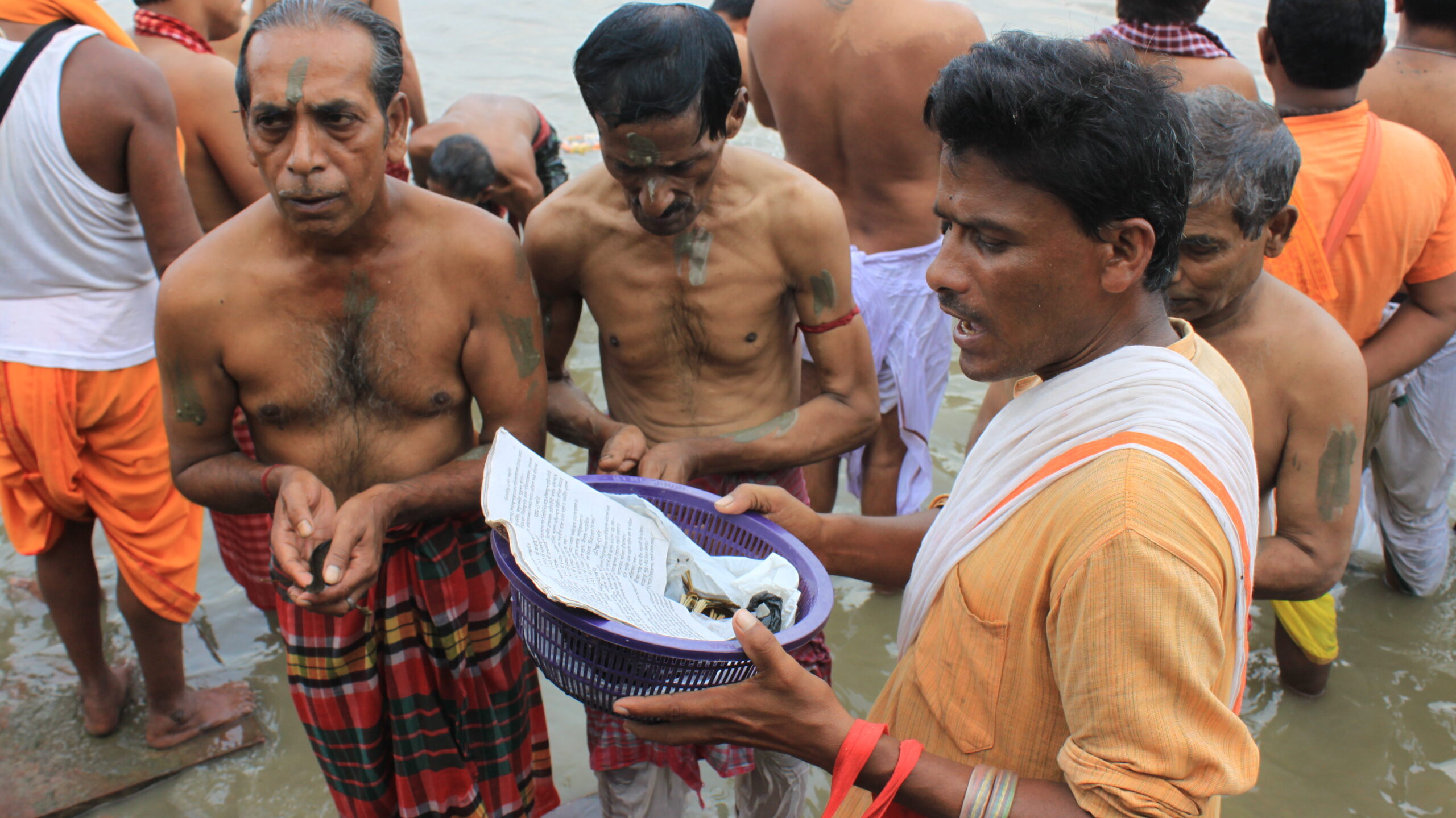 In Pics: People pay respect to their ancestors on last day of Pitrupaksha 