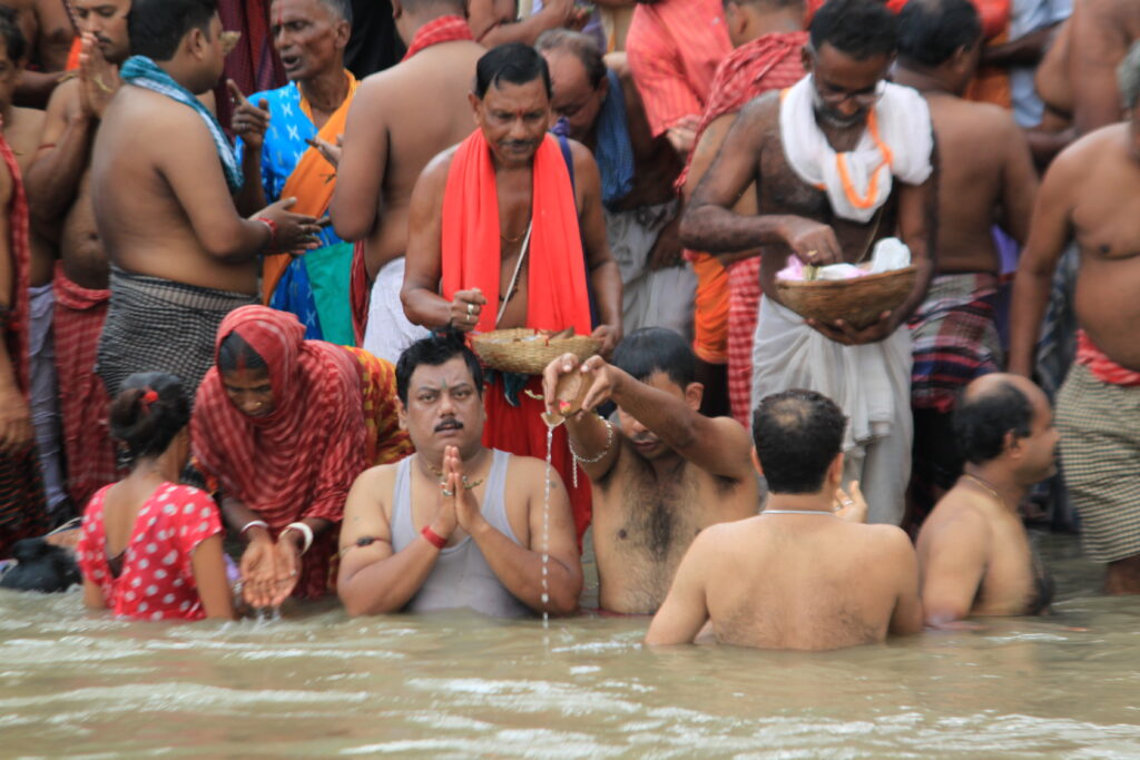 In Pics: People pay respect to their ancestors on last day of Pitrupaksha 