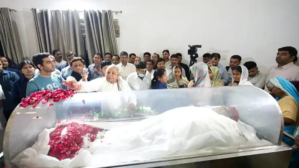 Mulayam Singh Yadav's funeral held in Saifai, top leaders attended