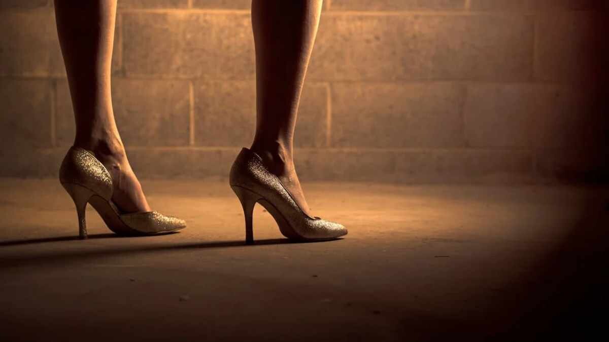 Photo of a woman in high heels. Health impact of high heels. This is what happens to your body when you wear high heels