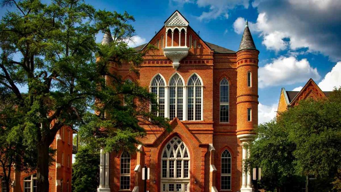 Harvard university, Trump demands, Trump pauses Harvard funding