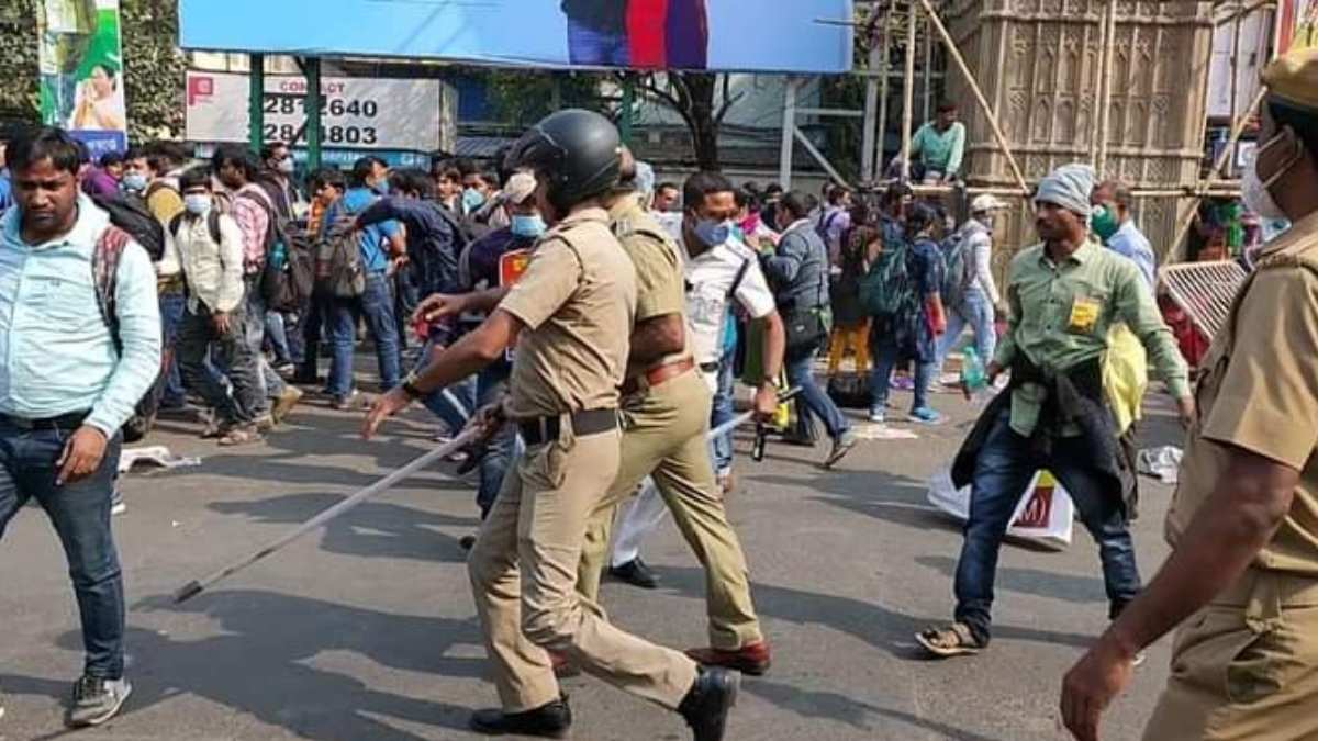 বারাসাতে পুলিশকে লক্ষ্য করে ইঁটবৃষ্টি,বোমাবাজি,পালটা টিয়ারগ্যাস,লাঠিচার্জ 1 Lathi Charge