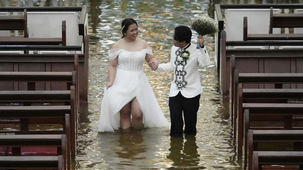 Filipino couple wedding flooded church, Barasoain Church flooded wedding, Typhoon Wipha Philippines wedding,