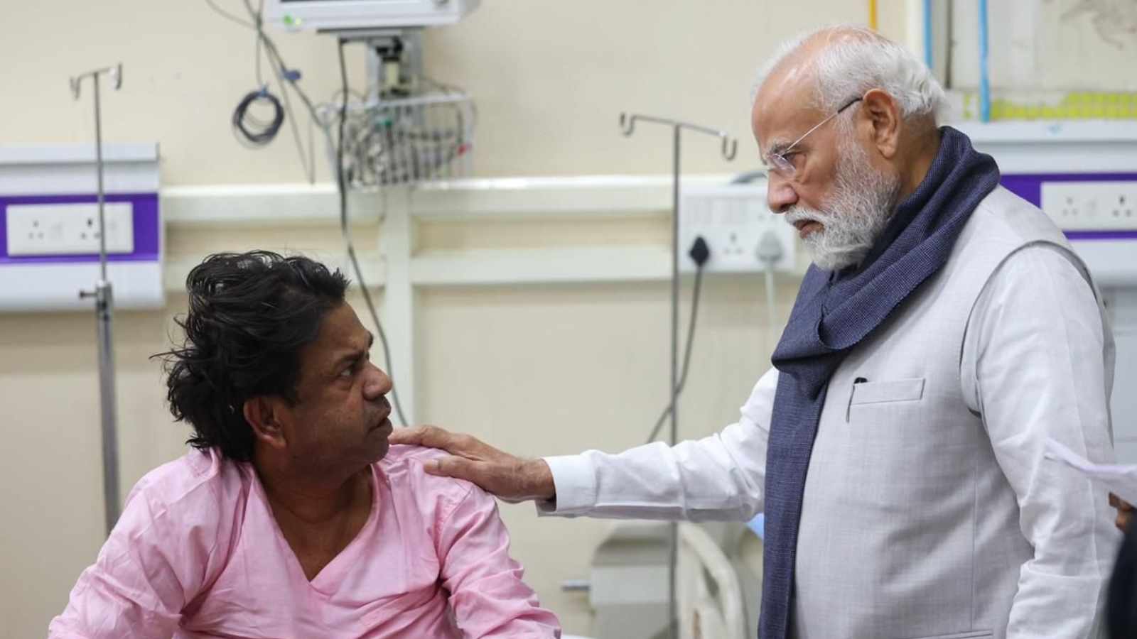 modi meets blast victims, lnjp hospital, delhi car blast, red fort blast, delhi explosion,